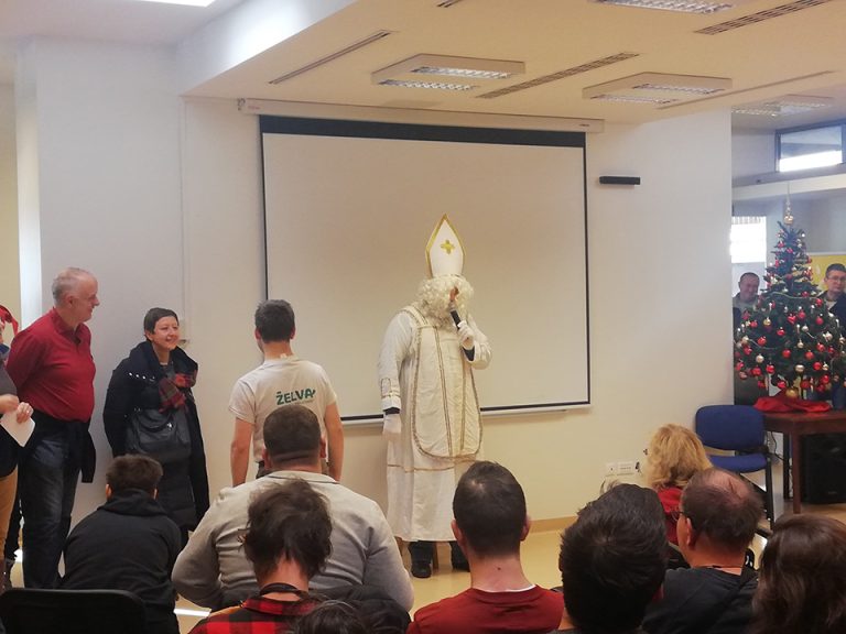Miklavžev bazar v nabito polnem Centru Sonček Šiška