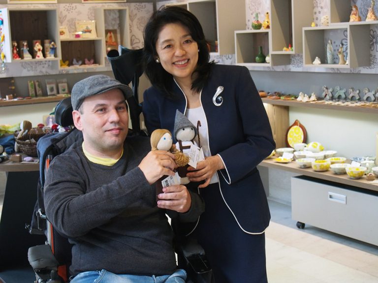 Skrbovin’co obiskala žena japonskega zunanjega ministra