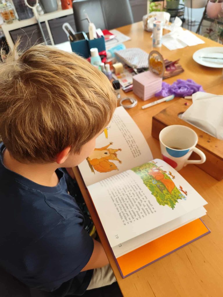 Otroška slikanica Veveriček posebne sorte – srčno darilo z zgodbo o sprejemanju