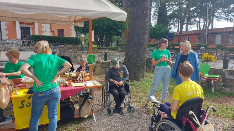 Sonček prihaja pred Lidlove poslovalnice