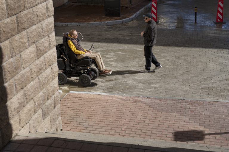 Objekti brez ovir za invalide šele čez dve leti?