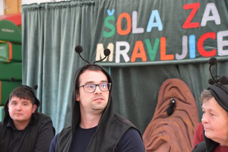 Mravljica Sanja prvič zaživela na odru
