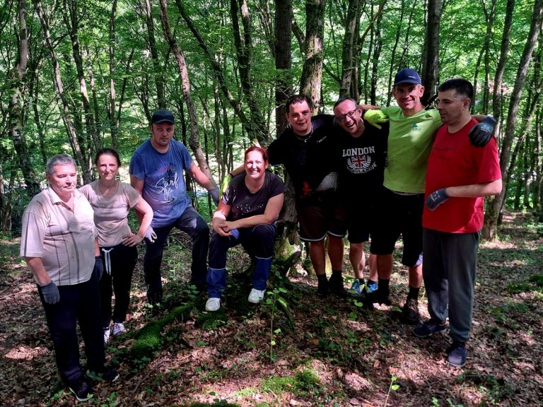 Sončki pomagali urejati Zeliščarski center JV Slovenije