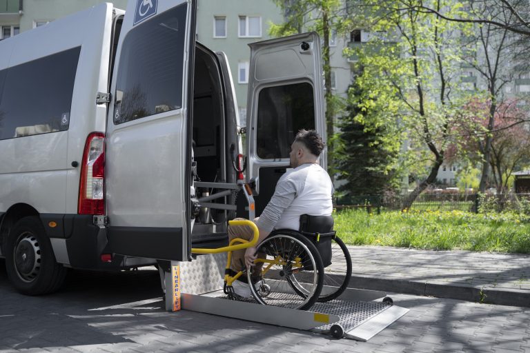 Brezplačni prevozi na klic za gibalno ovirane osebe v štirih slovenskih mestih